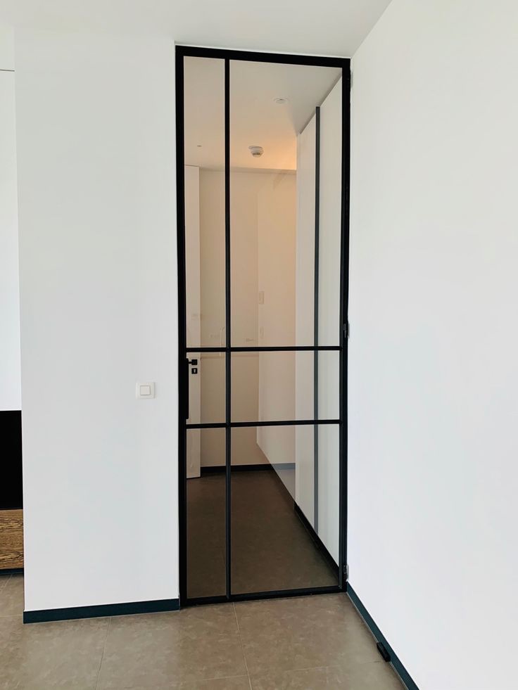 Elegantna metalna loft vrata u crnoj mat završnici