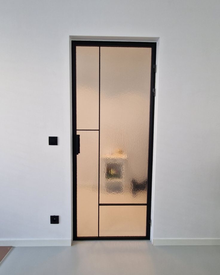 Metalna loft vrata sa prozirnim staklom i tankim profilima