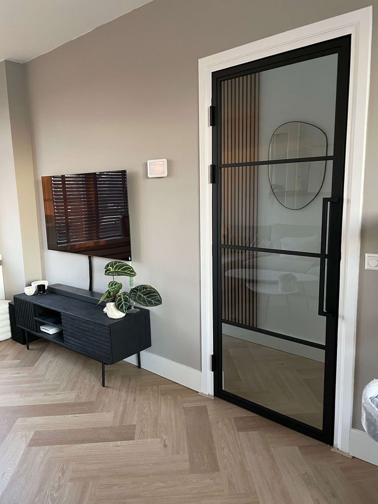 Savremena loft vrata sa velikim staklenim površinama