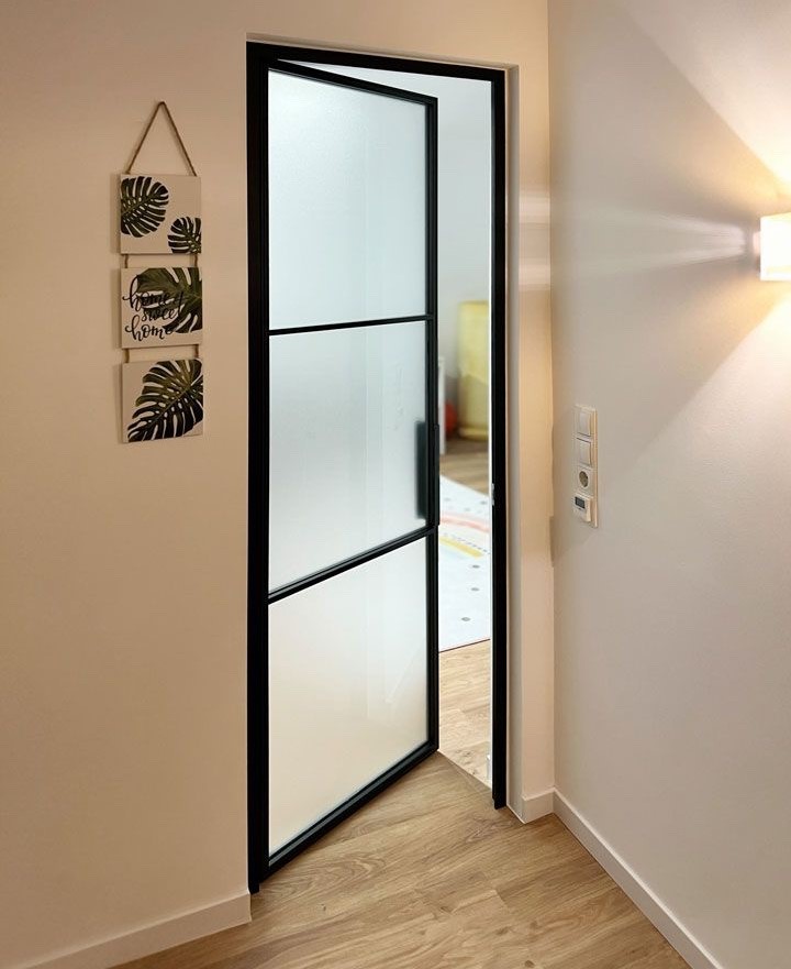 Loft vrata po meri sa crnim metalnim ramom i staklom