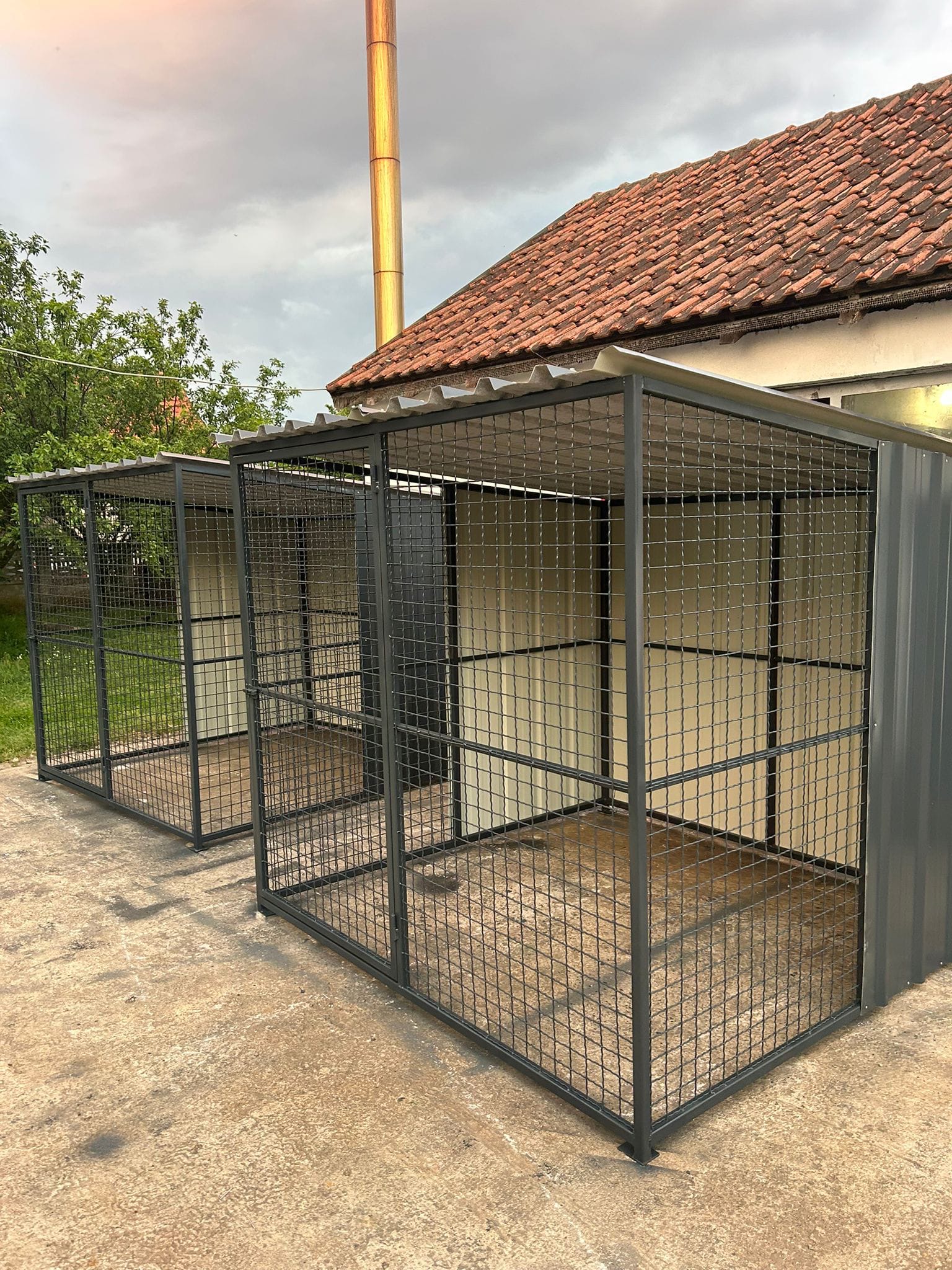 Metalni boks za psa — model 4, čelična konstrukcija sa grifovanom žicom