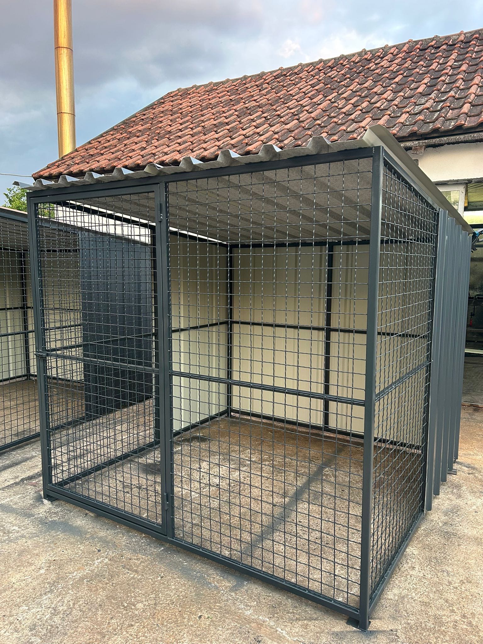Metalni boks za psa — model 5, čelična konstrukcija sa grifovanom žicom