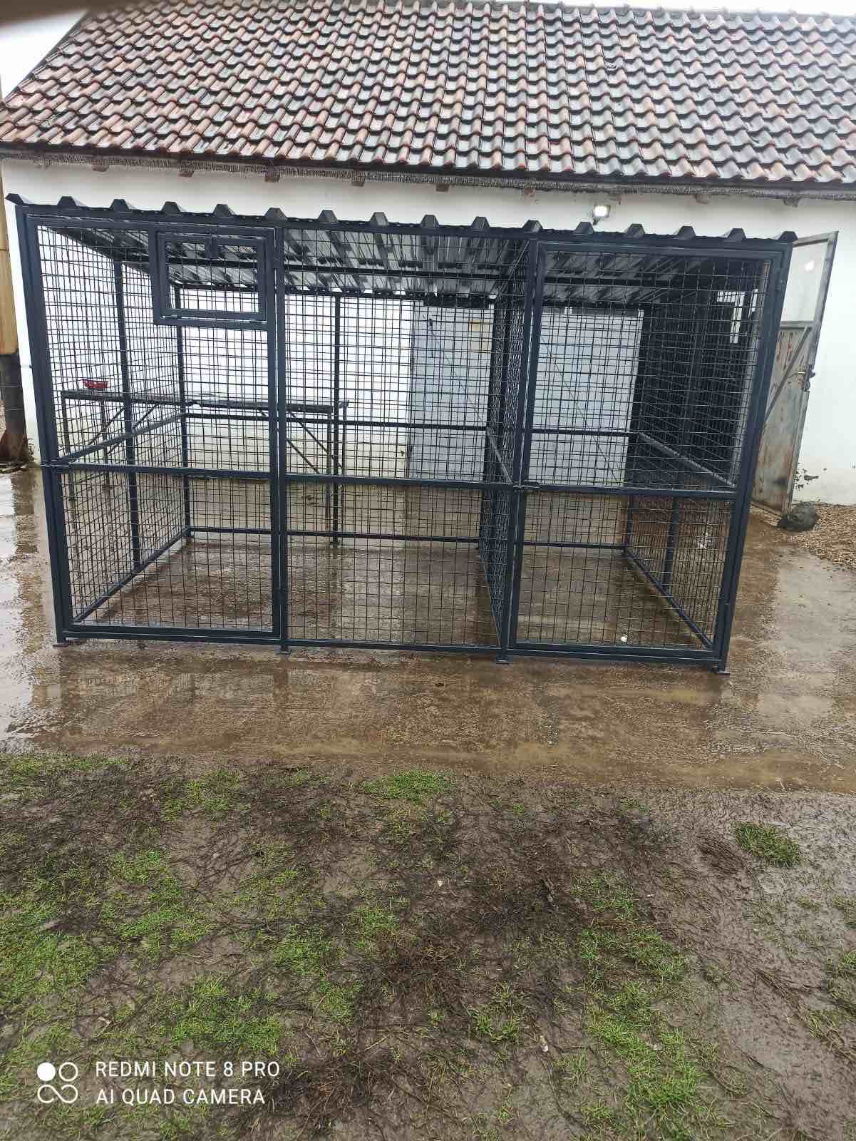 Sklop od više metalnih bokseva za pse sa zajedničkim krovom