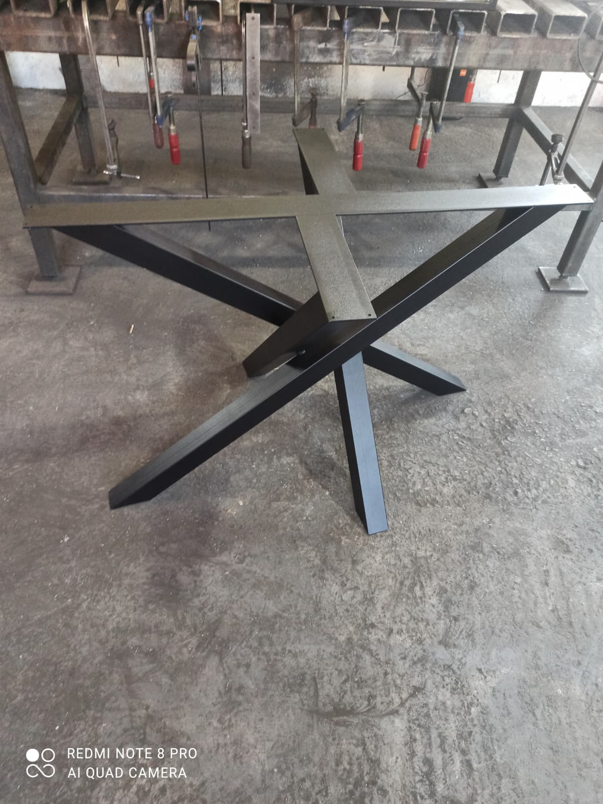 Loft metalne nogare — model 10, nosač za ploču od drveta, mermera, kvarca ili stakla, za čekaonicu