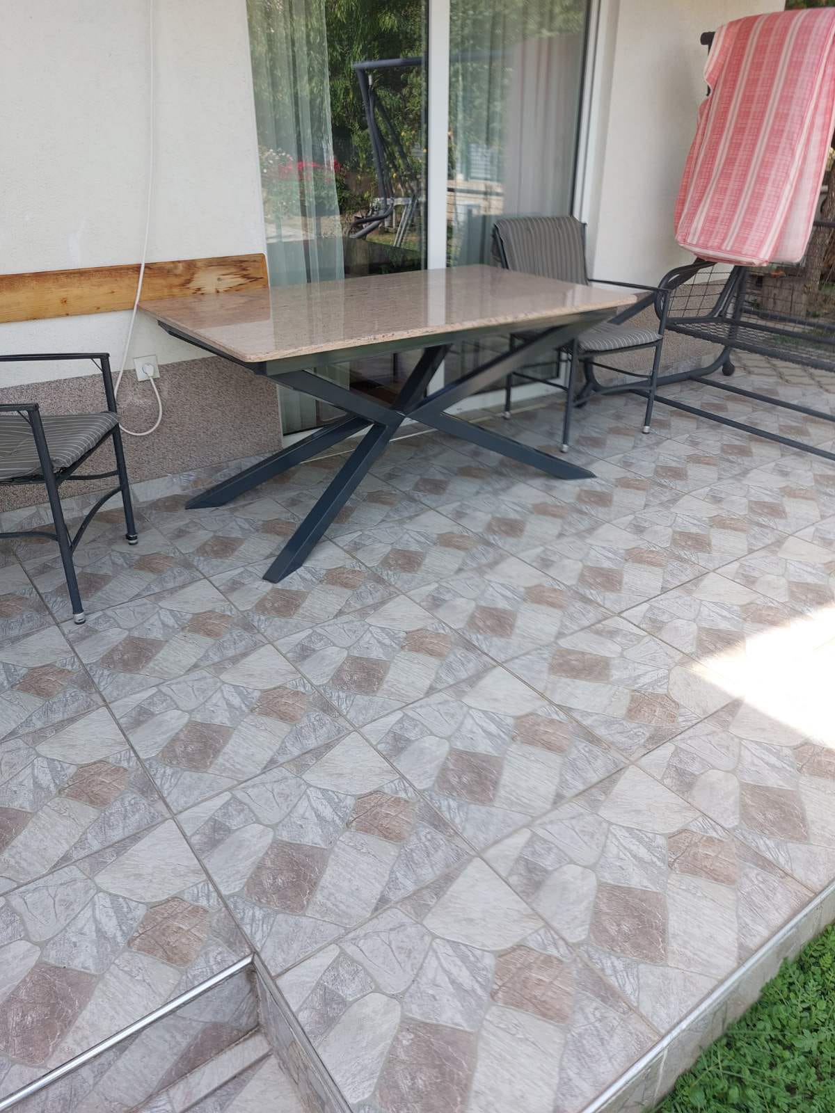 Metalna konstrukcija za sto — model 100, čelik obrađen do milimetra, za salu za sastanke
