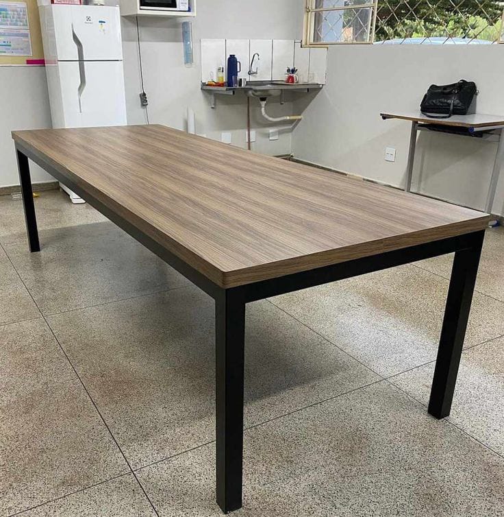 Metalne nogare po meri, model 101 — mat crna plastifikacija, za porodični dom
