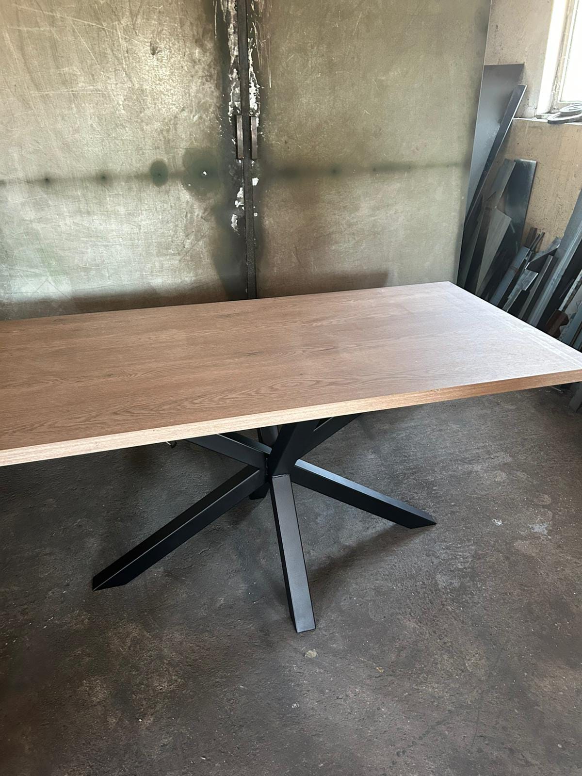 Nogare za klub sto — model 139, loft stil; pogodne za hotelski hol
