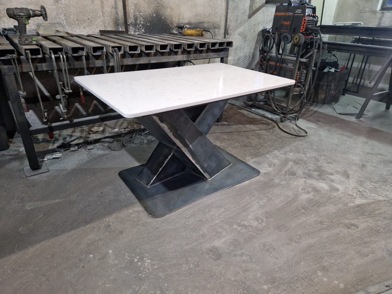 Metalne nogice za sto — model 195, loft stil, za natkrivenu terasu