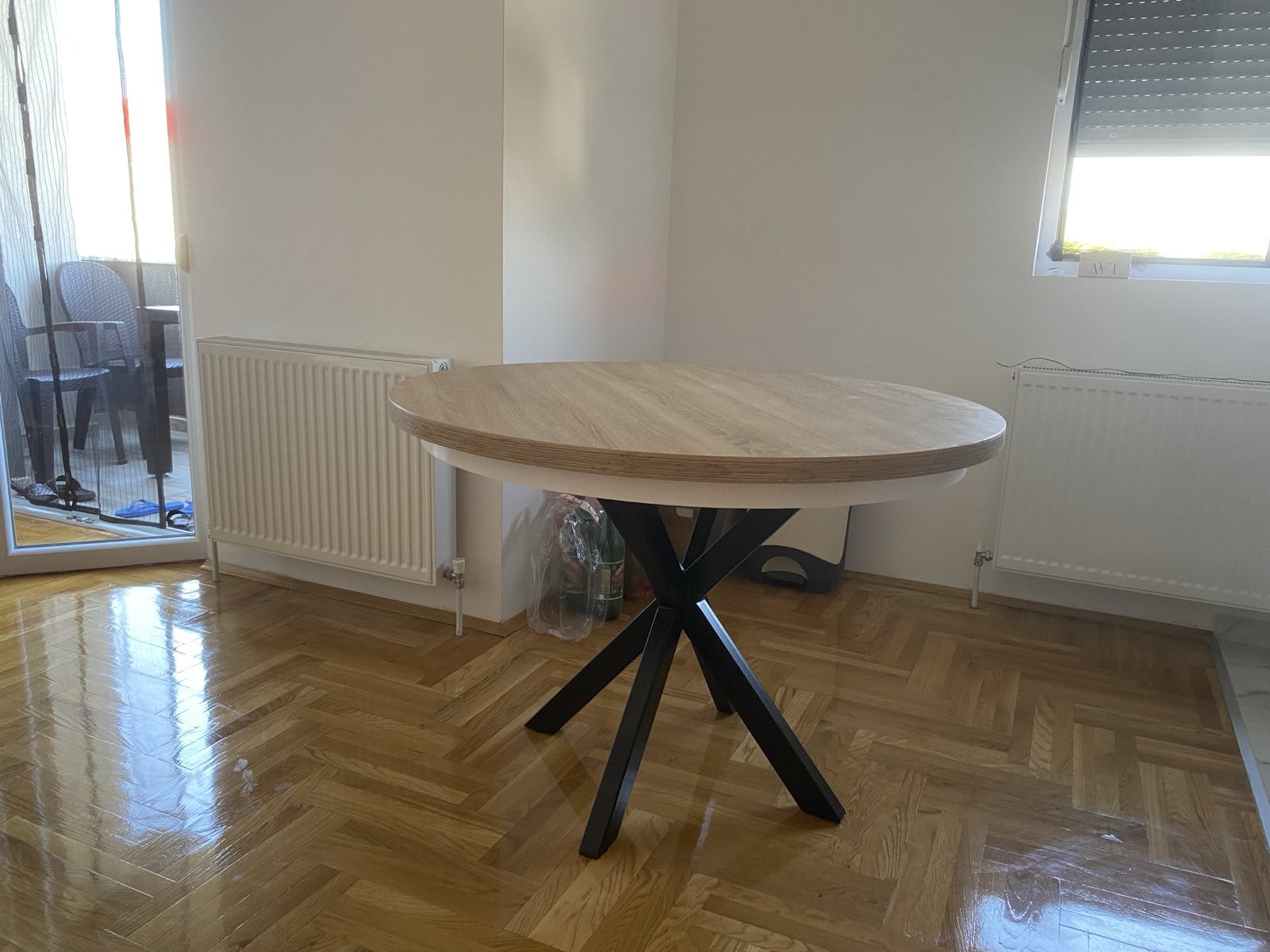 Metalna konstrukcija za sto, model 196 — čelik obrađen do milimetra, za apartman za izdavanje