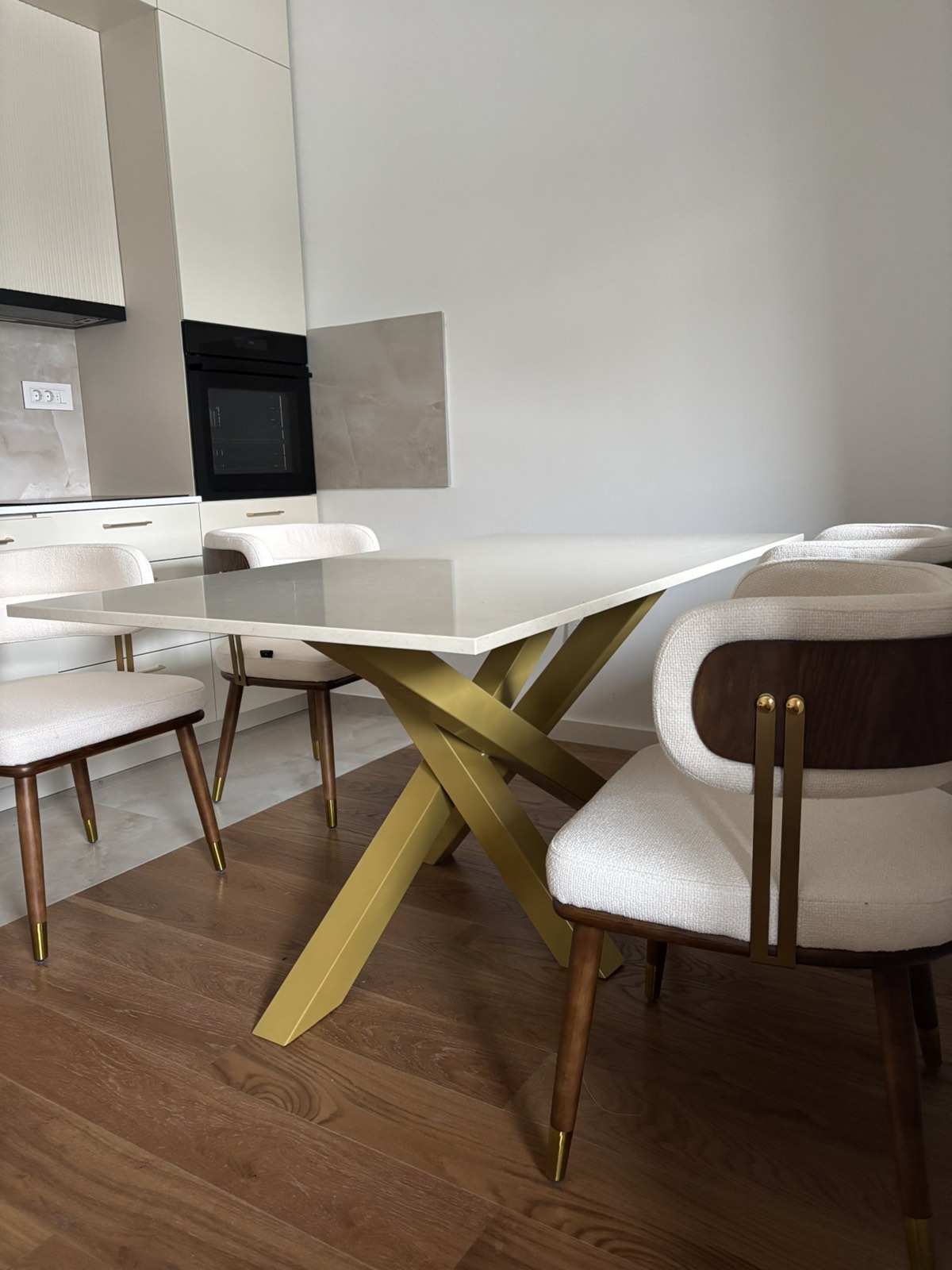 Nogare za barski sto — model 32 za lounge prostor, trajna zaštita od korozije