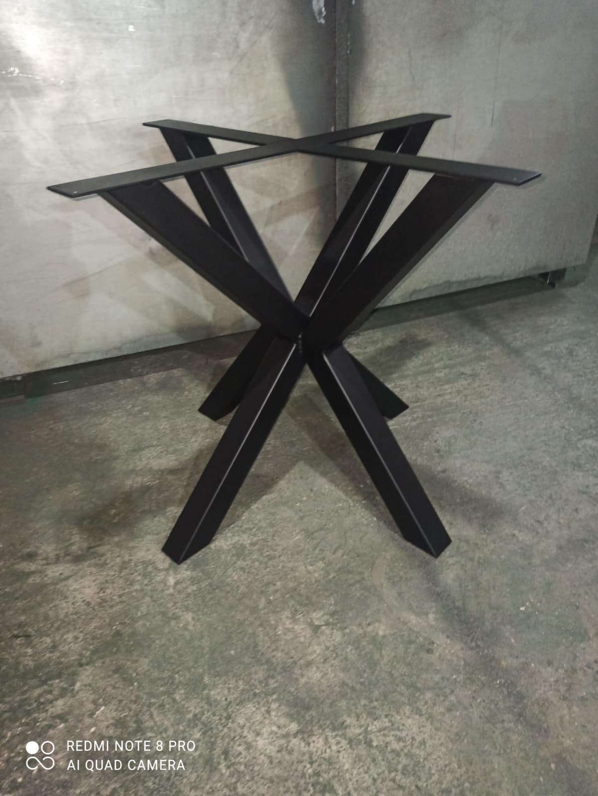 Metalne nogare po meri — model 65, zavarena čelična konstrukcija, za studio stan