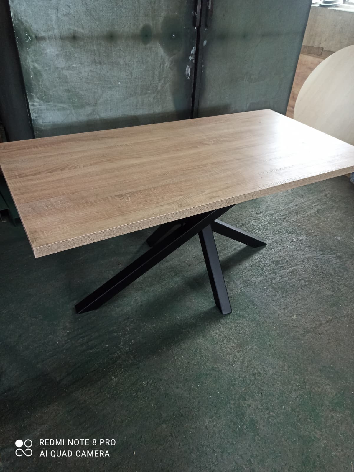 Loft metalne nogare — model 70, debljina profila prema meri ploče, za dnevnu sobu
