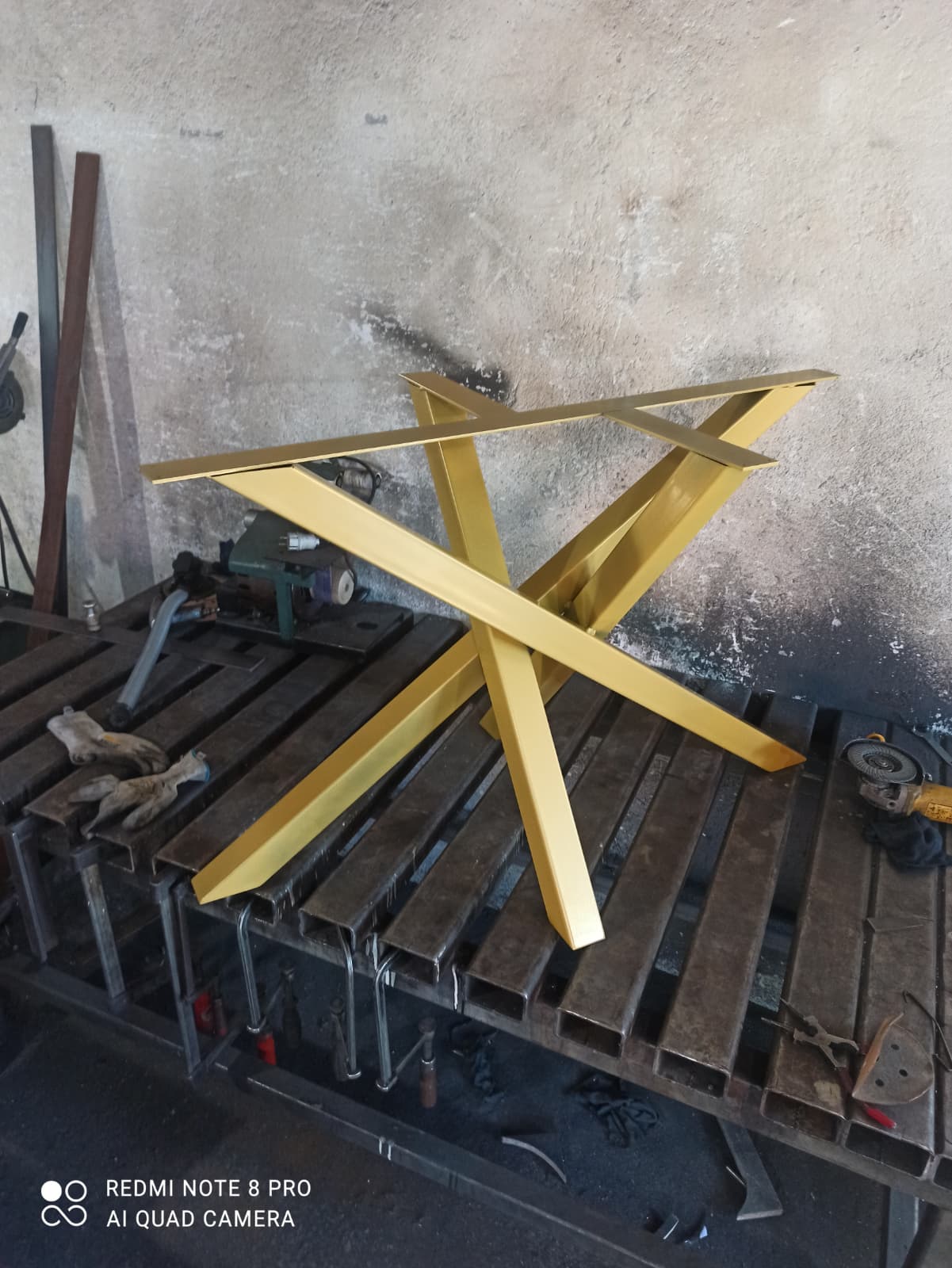 Metalno postolje za sto, model 71 — ručni rad iz sopstvene radionice, za kafić