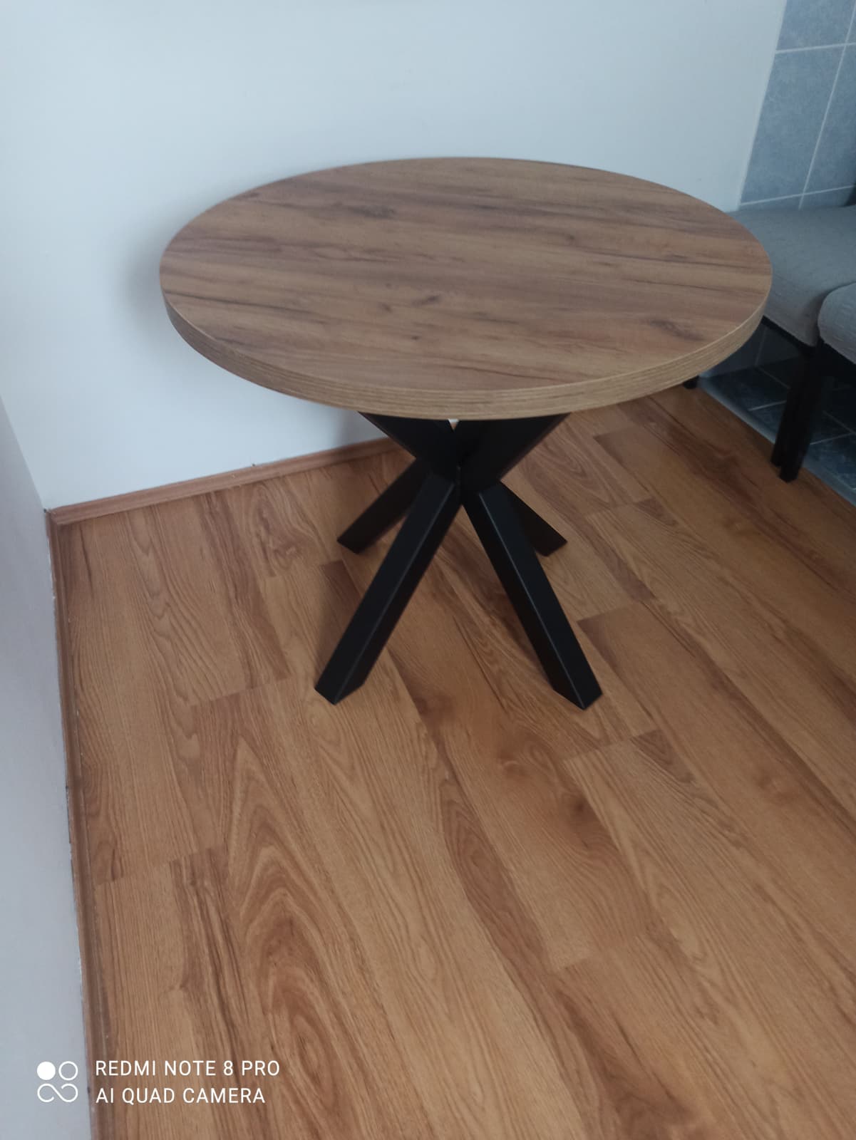 Model 73 — metalne nogare za stolove, plastifikacija u RAL boji po izboru, za kancelariju