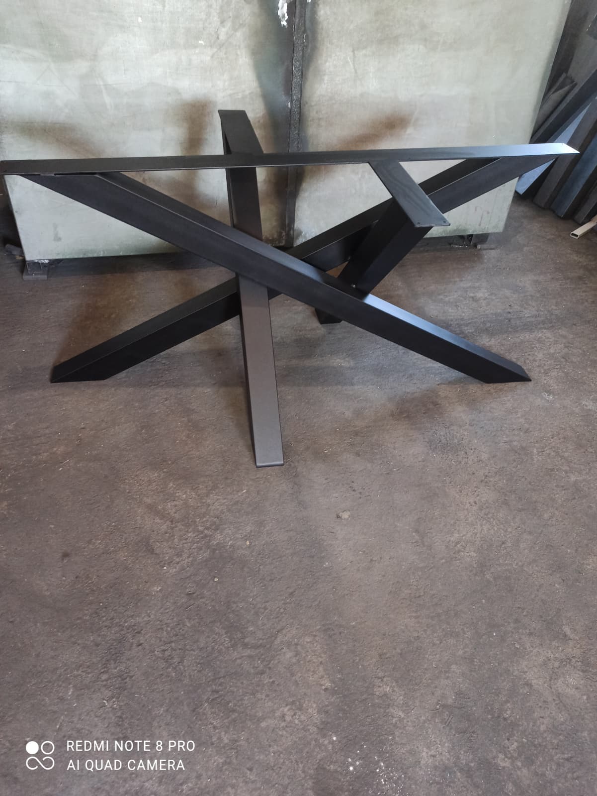 Loft metalne nogare — model 82 za studio stan, priprema za montažu ploče po izboru