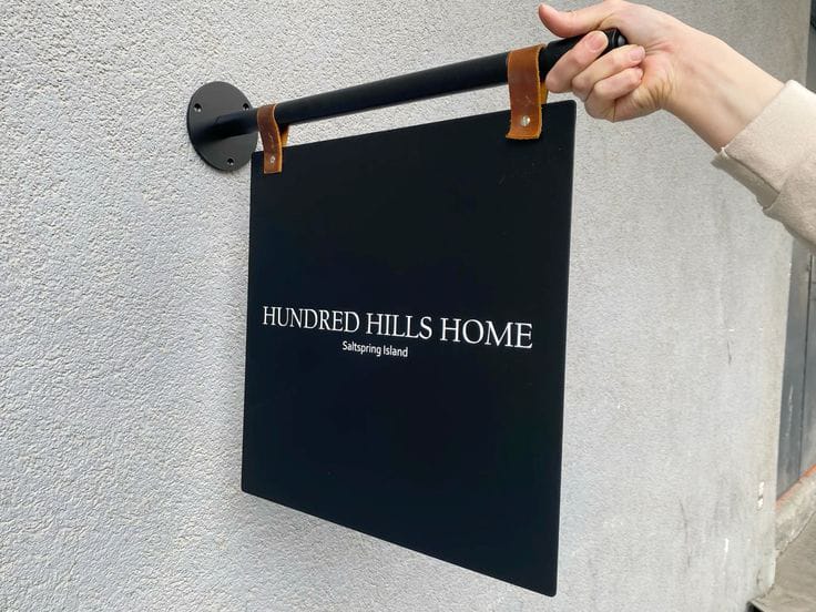 Metalna reklamna tabla sa punom grafikom, dimenzija 100×50 cm