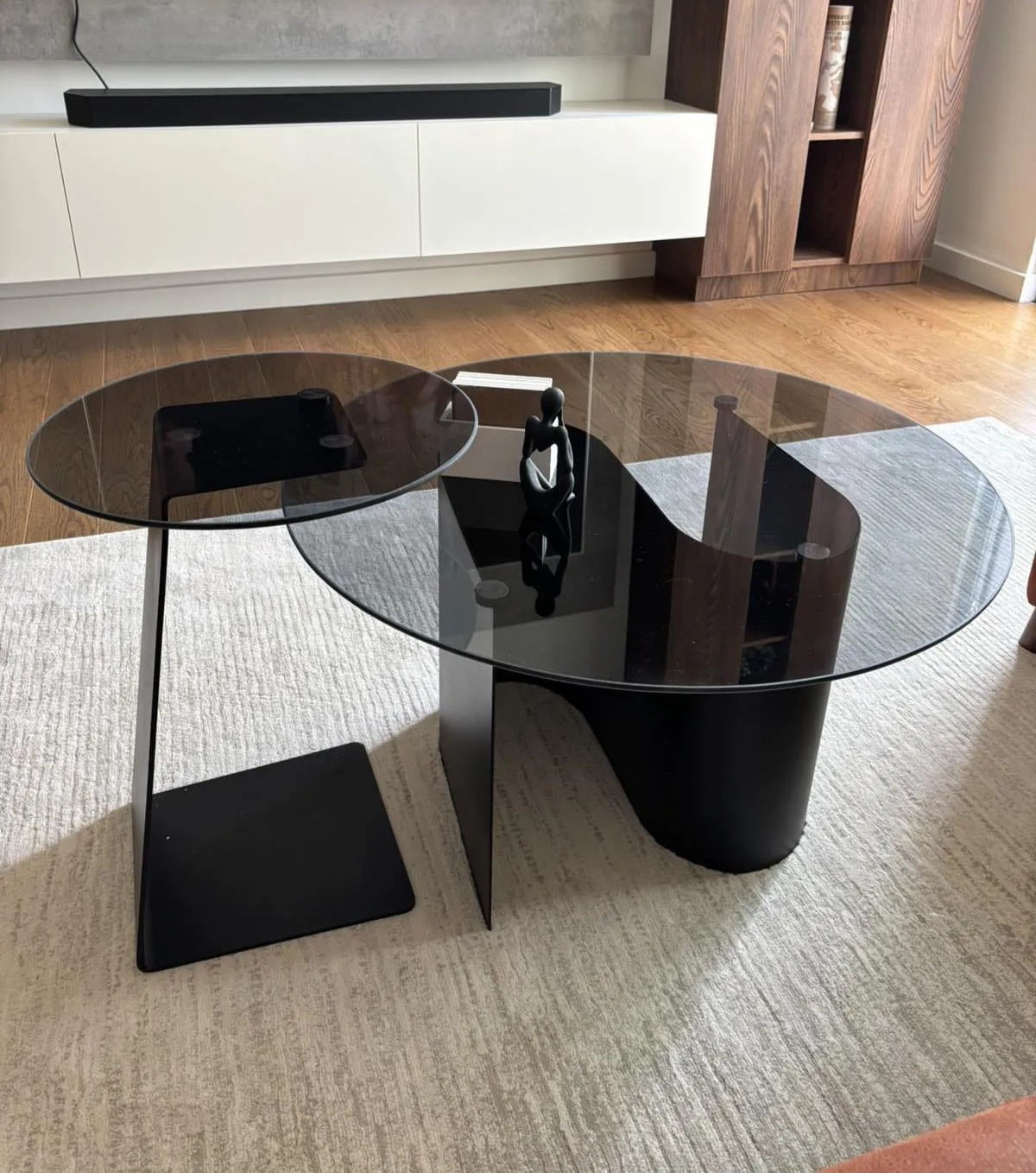 Trpezarijski sto sa drvenom pločom i metalnim nogama