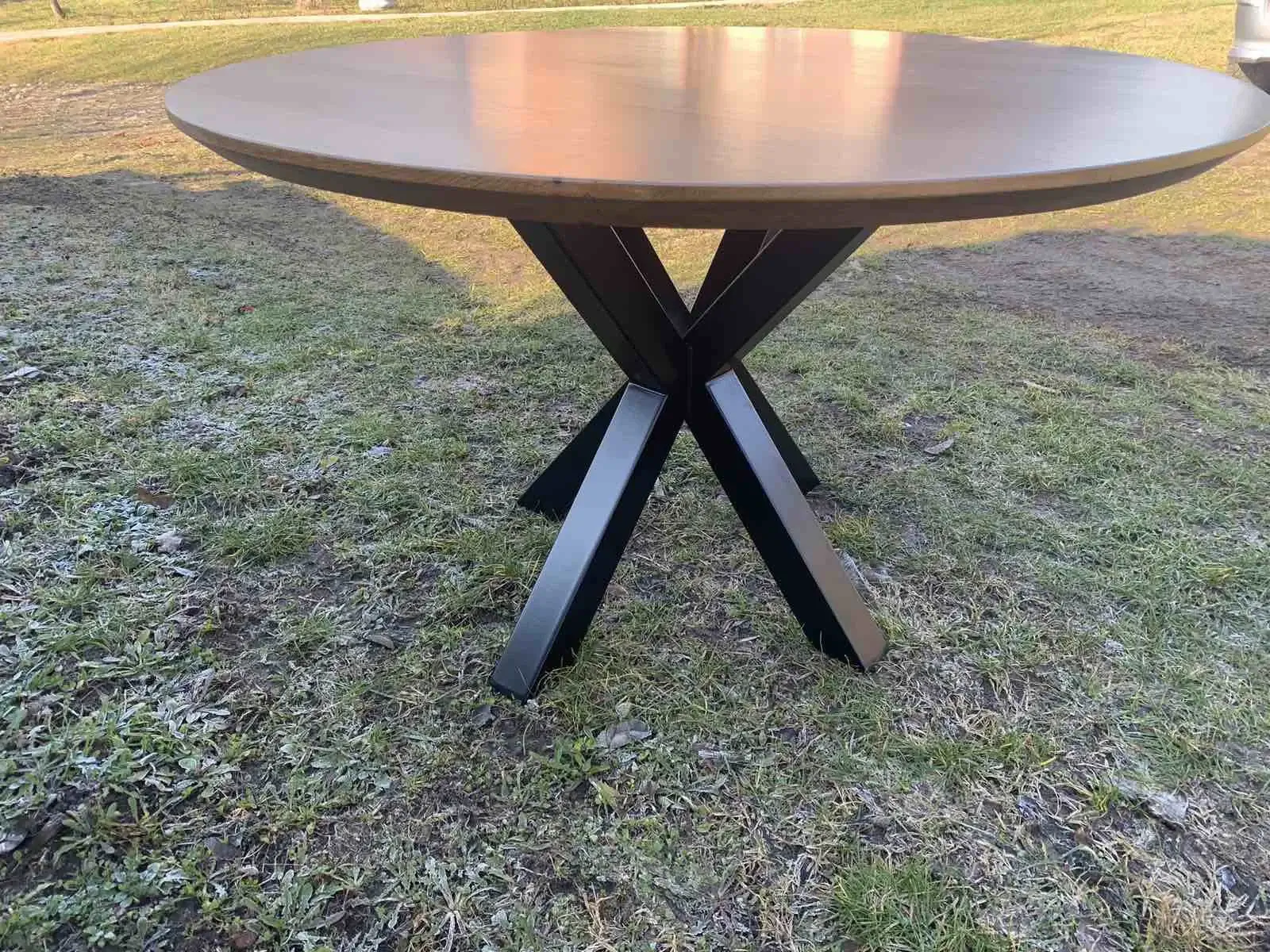 Elegantni sto sa zaobljenim ivicama i čvrstom osnovom