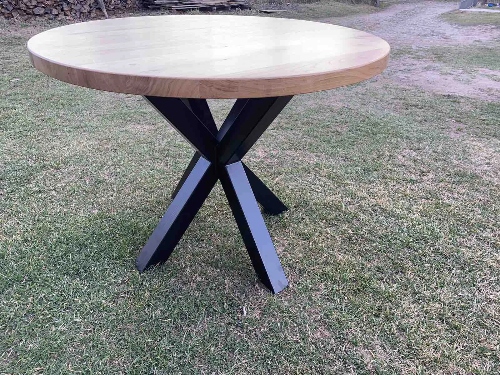 Trpezarijski sto sa rustičnim izgledom