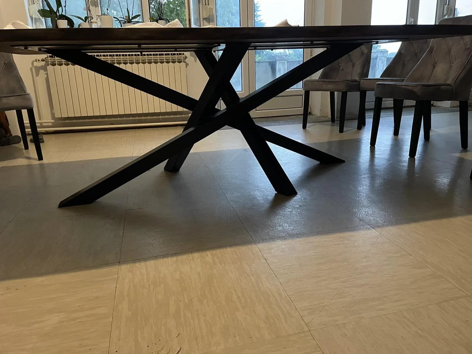 Moderni sto sa pravougaonom drvenom površinom