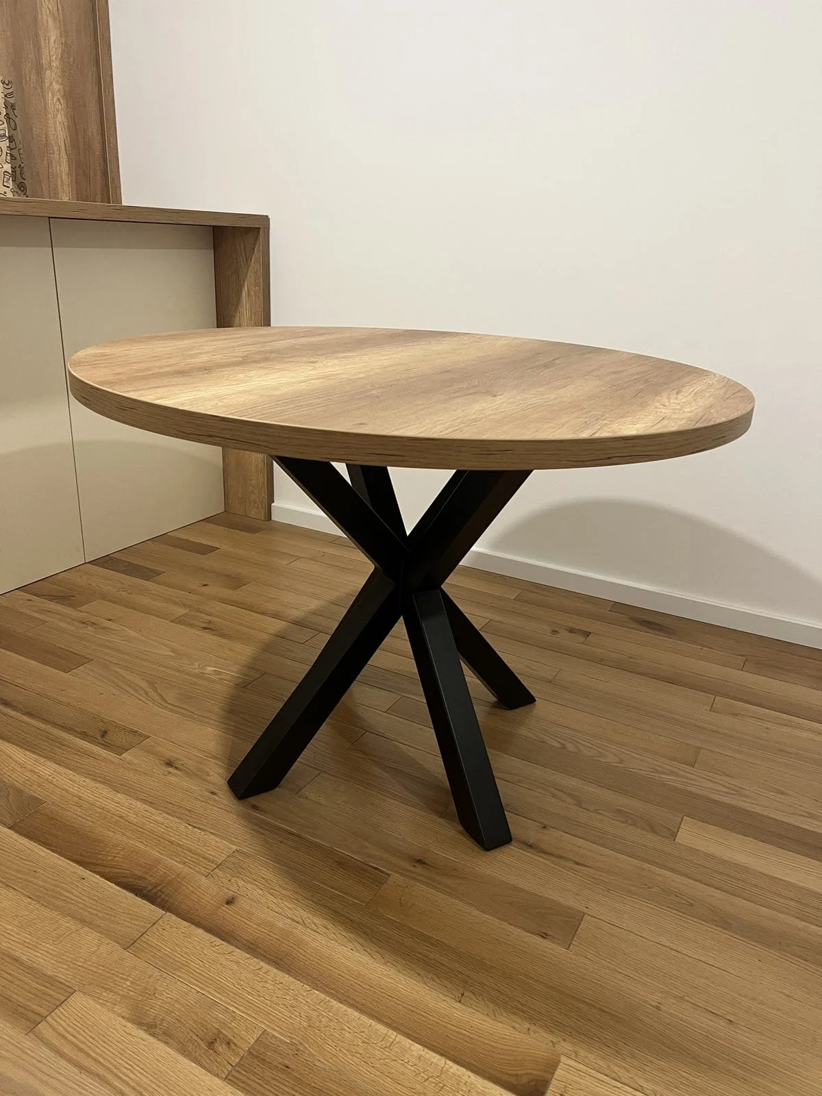 Kompaktan sto idealan za male trpezarije