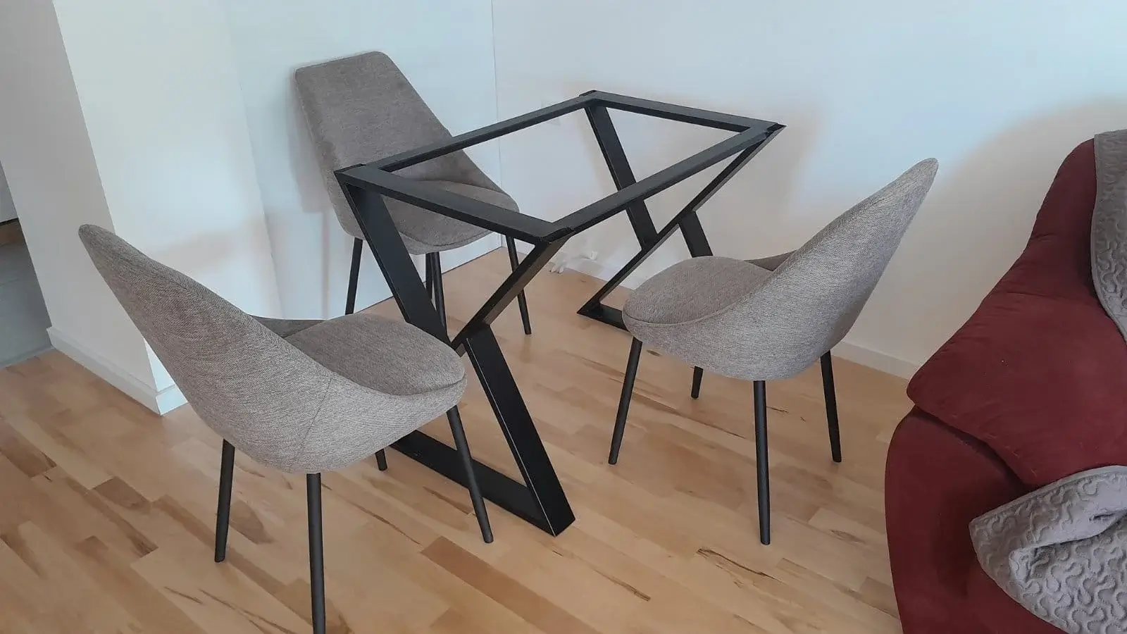 Sto za ručavanje sa zlatnim detaljima